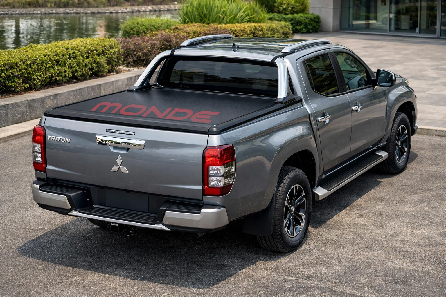 C&oacute; n&ecirc;n lắp nắp th&ugrave;ng cho Mitsubishi Triton kh&ocirc;ng