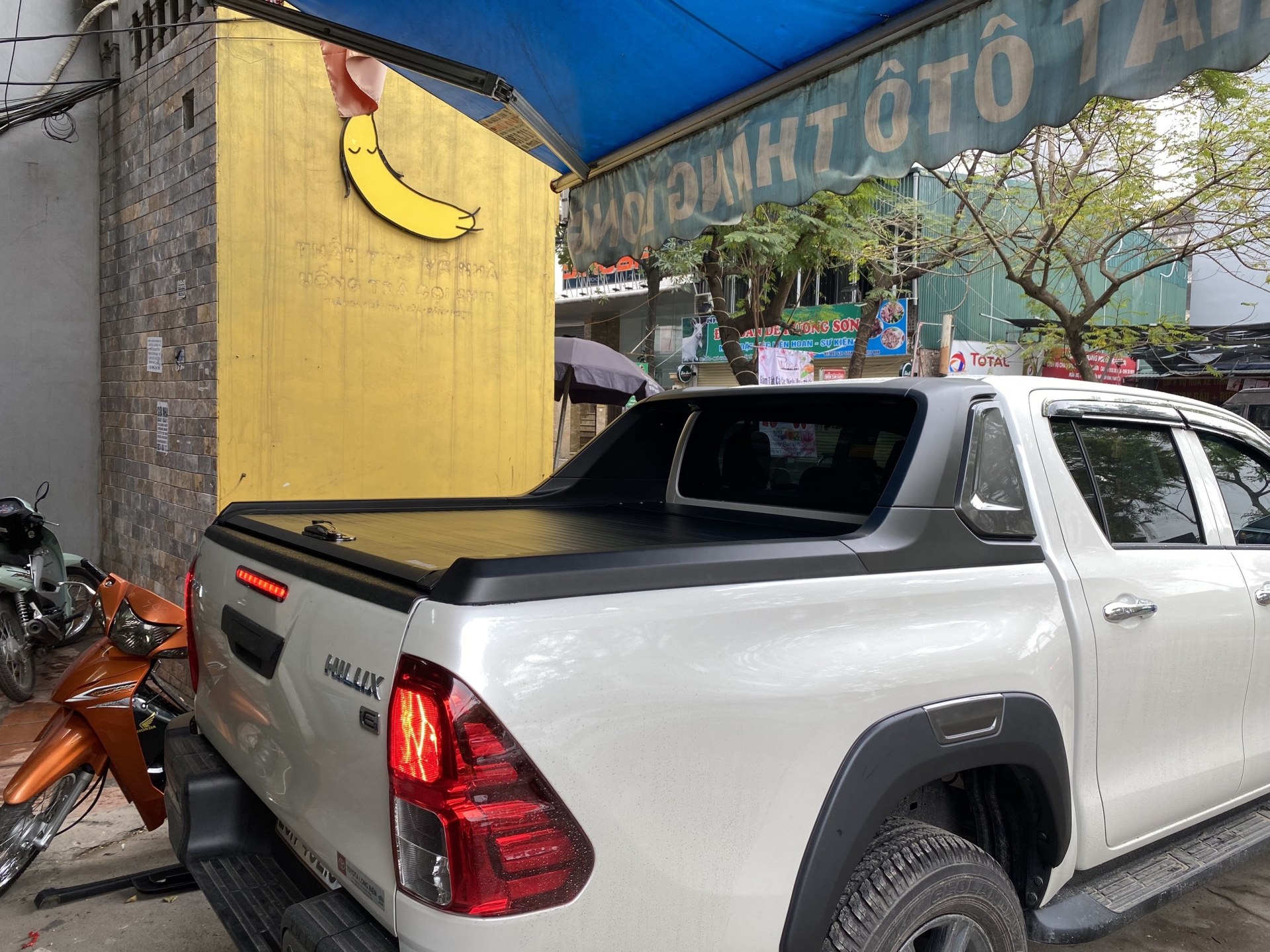 Nắp thùng xe Toyota Hilux