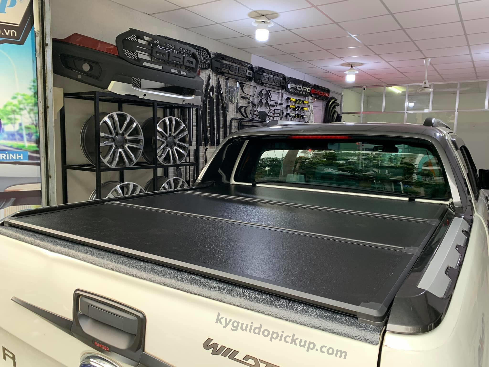 Nắp thùng xe bán tải Nissan Navara