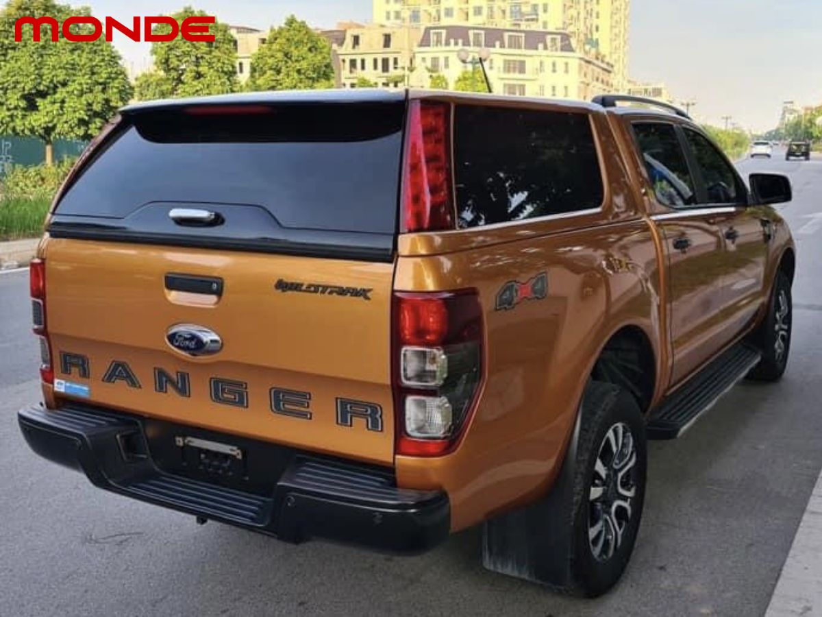 Nắp thùng cao có đèn Ford Ranger hiện đại mang đến diện mạo mạnh mẽ và tiện nghi