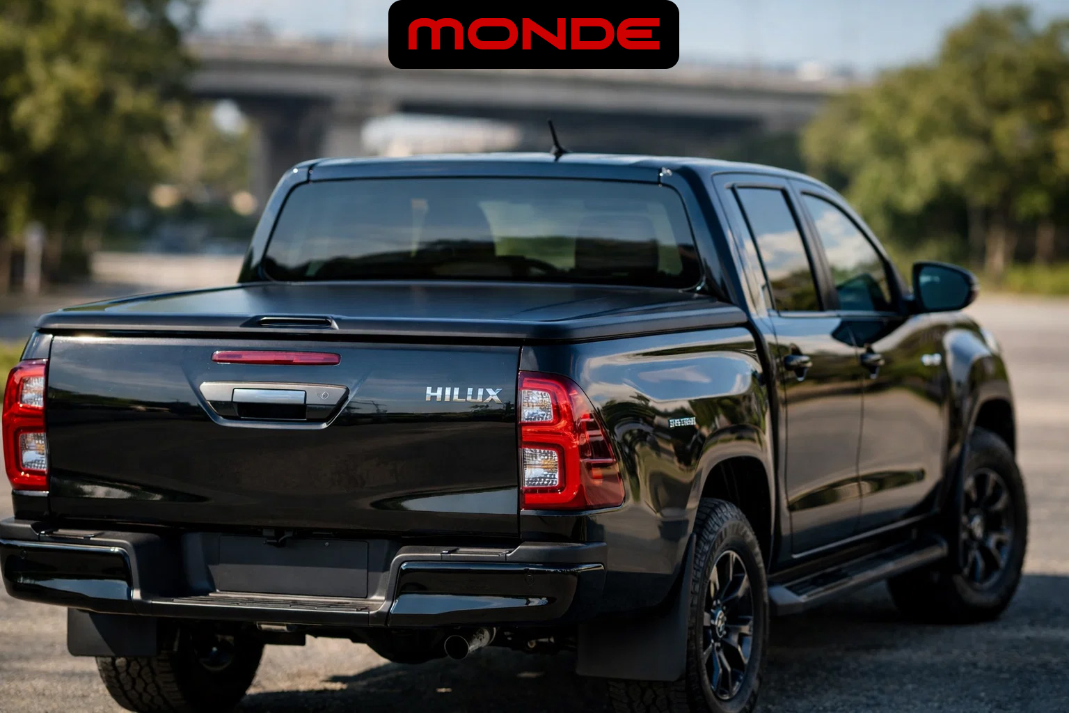 Nắp th&ugrave;ng thấp Toyota Hilux: Sự kết hợp ho&agrave;n hảo giữa độ bền cơ kh&iacute; v&agrave; phong c&aacute;ch thể thao