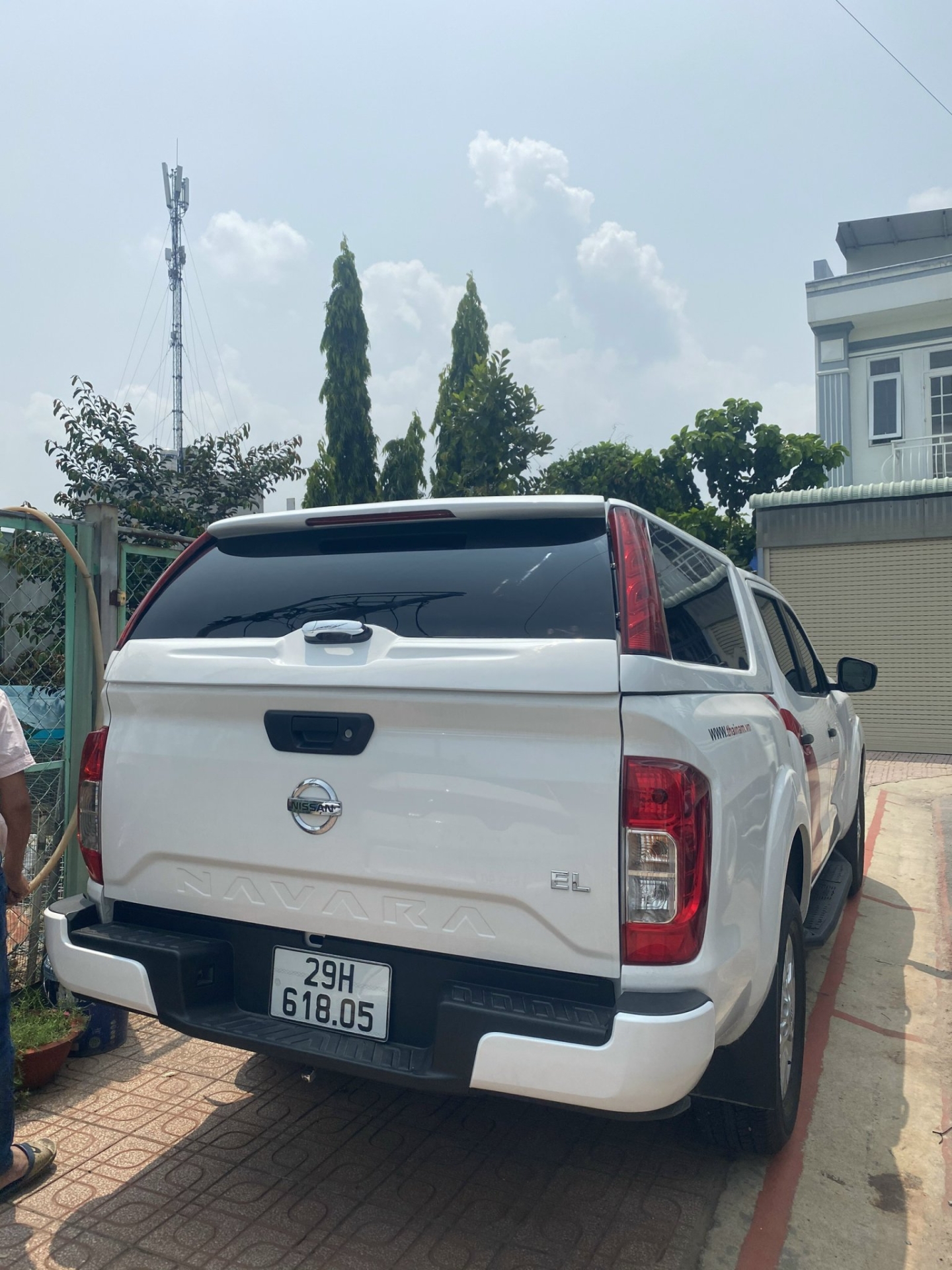 Nắp thùng xe thấp Nissan Navara