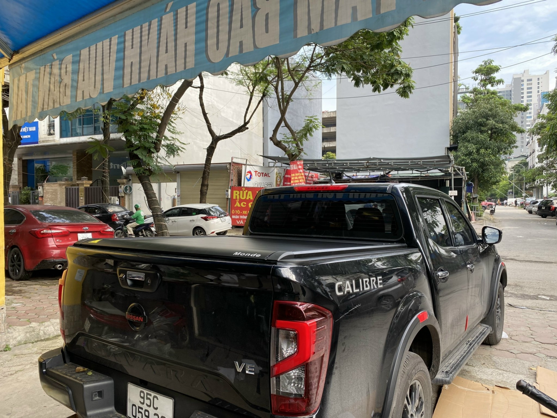 Nắp thùng cuộn cơ nissan navara