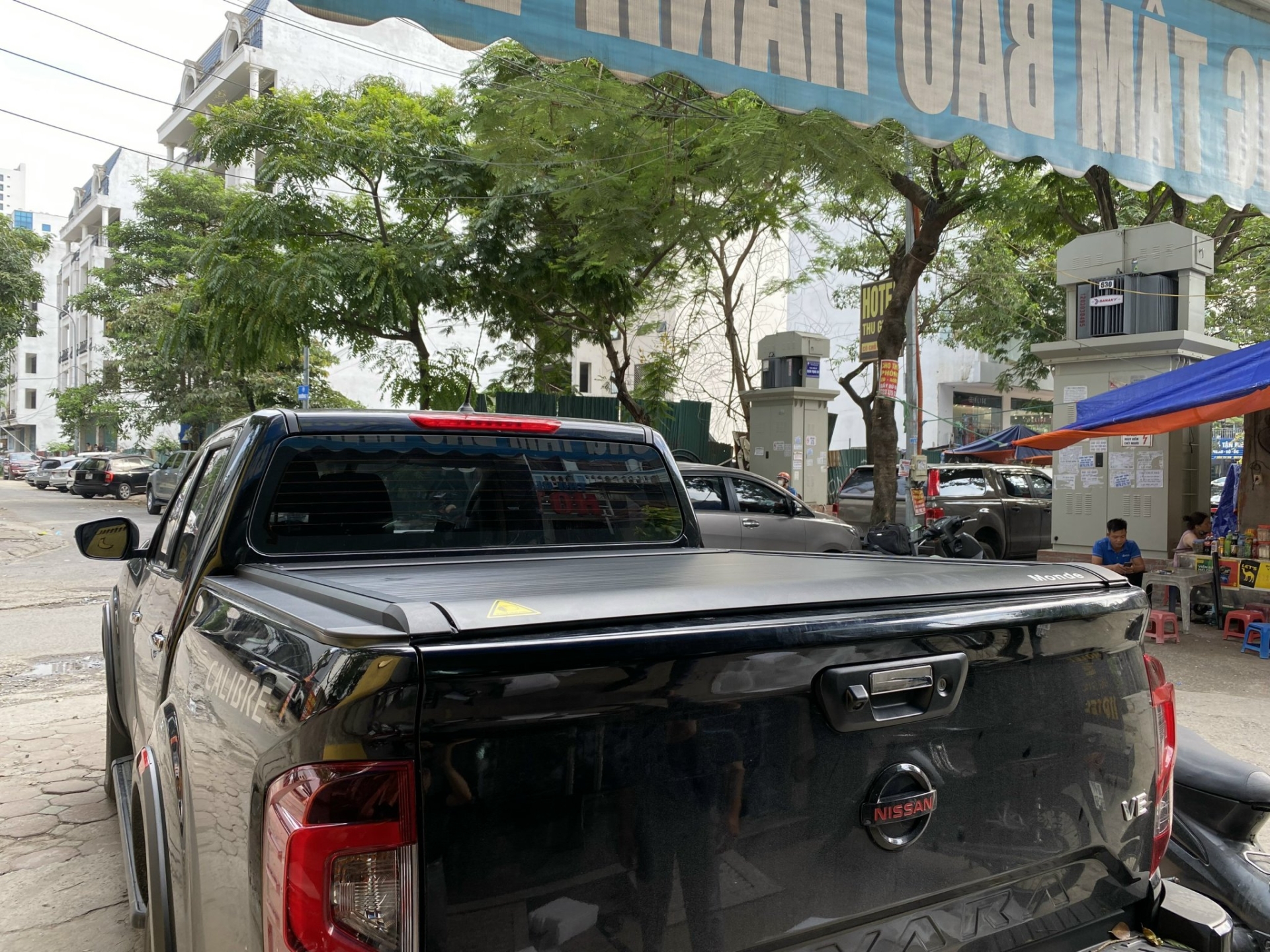 Nắp thùng cuộn cơ nissan navara