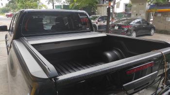 Nắp thùng cuộn điện toyota hilux